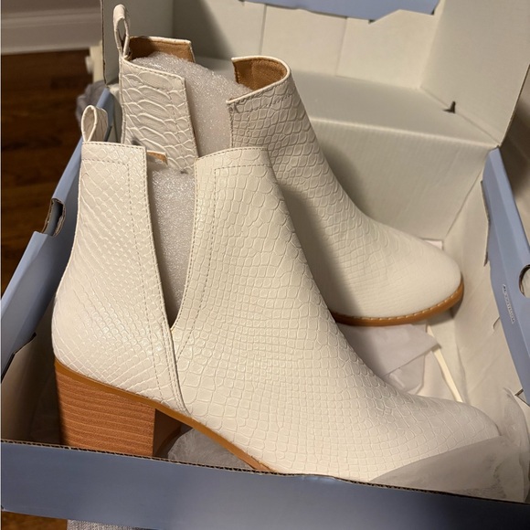 Elegant White Ankle Boots - Picture 1 of 2
